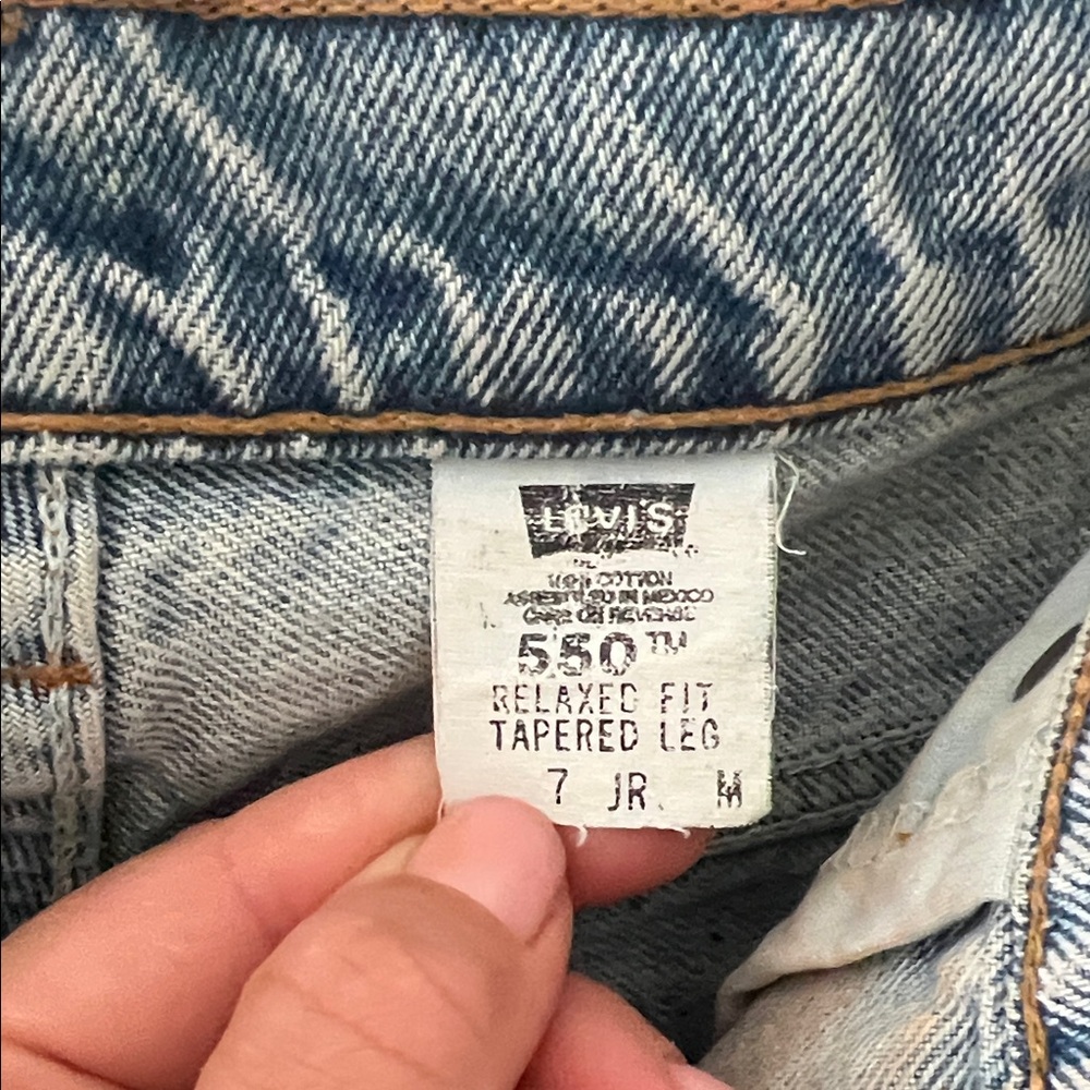 Vintage Levi's Women's Light Blue Denim Shorts - Picture 5 of 6